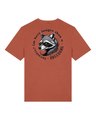 „Raccoons – Invasive? I’m Here Longer Than U.“ - Unisex Shirt